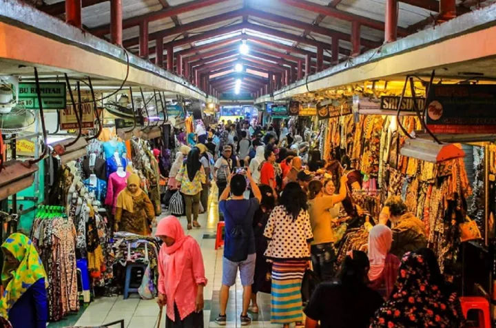 Glempangpasir: Pusat Belanja Serba Ada yang Menyatu dengan Kehidupan Warga